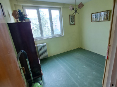 Apartament 3 camere, semidecomandat, 7/10, situat in Drumul Taberei.