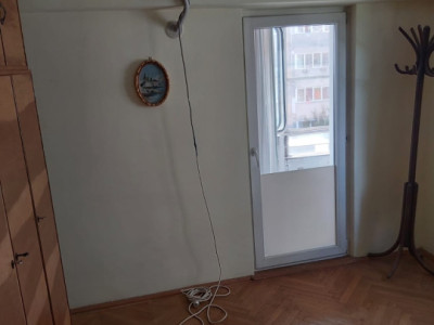 Apartament 3 camere, semidecomandat, 4/8, în zona Tineretului.